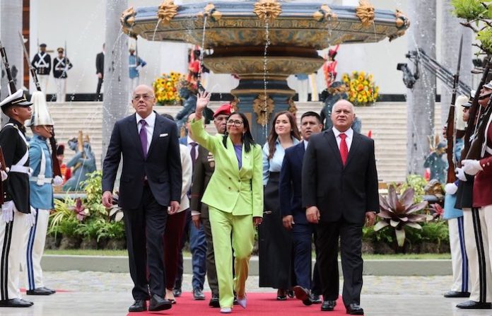 EU controla finanzas, recursos y nombramientos políticos de Venezuela, según NYT