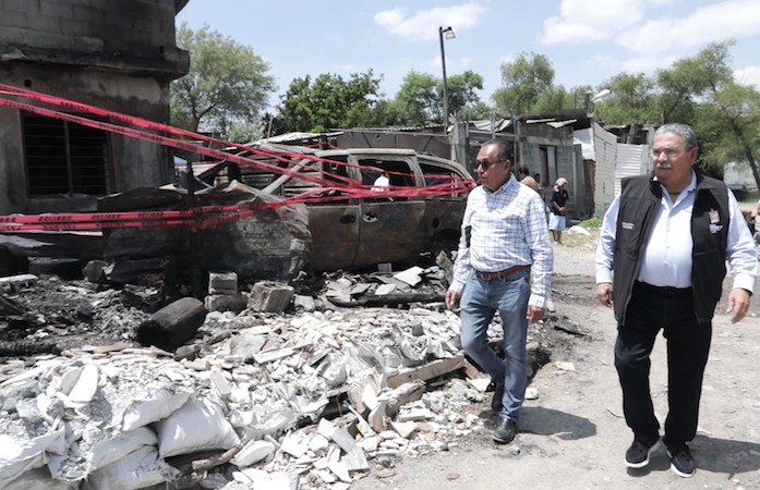 Escobedo respalda a familia afectada por incendio en Miravista con apoyos de primera necesidad