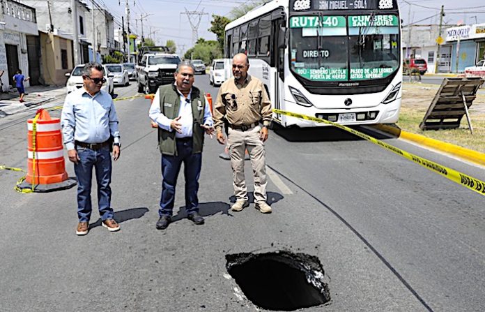 Aparente fuga subterránea provoca socavón en avenida de Escobedo
