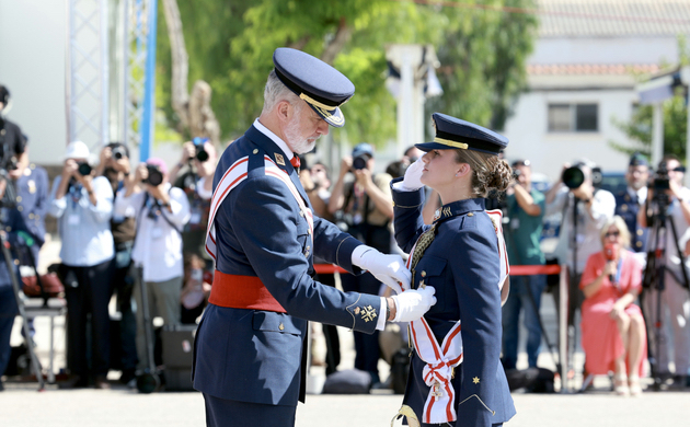 Video: La infanta Sofía recibe de manos del rey Felipe VI el máximo reconocimiento militar tras concluir su formación
