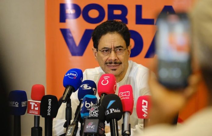 Excandidato colombiano Cepeda alerta sobre “gobierno paramilitar” en Colombia