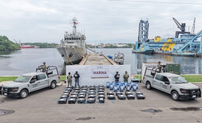 México intercepta embarcación con más de una tonelada de cocaína y detiene a tres personas