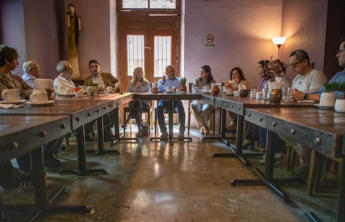 Mijes plantea replantear la política cultural de Nuevo León tras reunirse con artistas