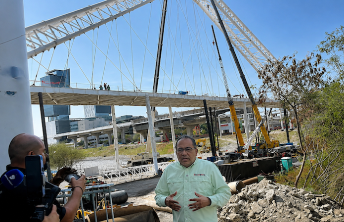 Mijes cuestiona inversión en puentes del Río Santa Catarina y plantea priorizar transporte público