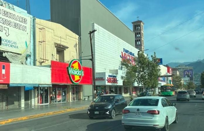 Monterrey refuerza operativos en el Centro; decomisa mercancía a vendedores ambulantes y promueve cultura ambiental