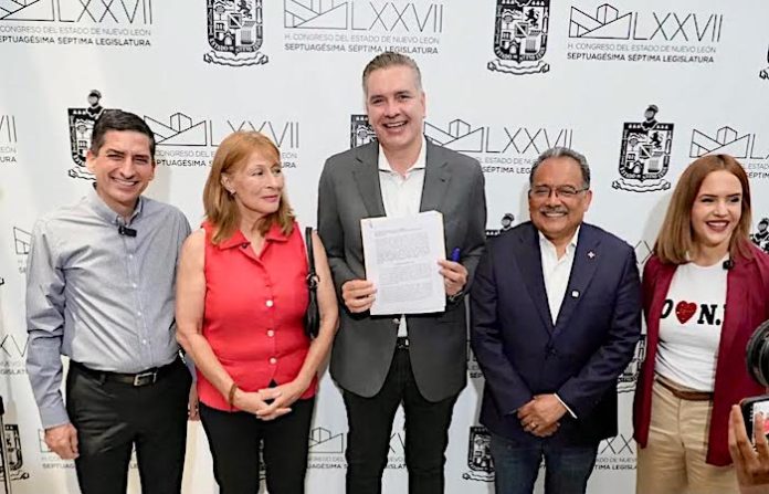 Morenistas proponen impedir que gobernadores de Nuevo León pidan licencia para buscar la Presidencia