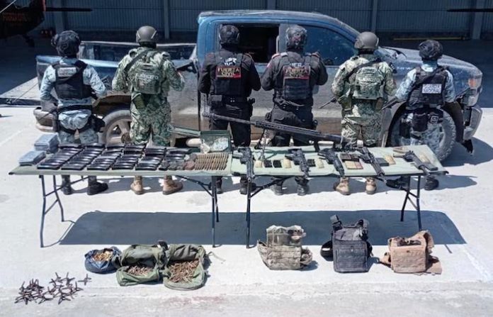 Persecución en Parás deja aseguramiento de armas de alto poder y equipo táctico