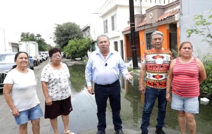 Vecinos de Escobedo exigen solución a fugas de aguas negras; municipio gestionará atención ante Agua y Drenaje
