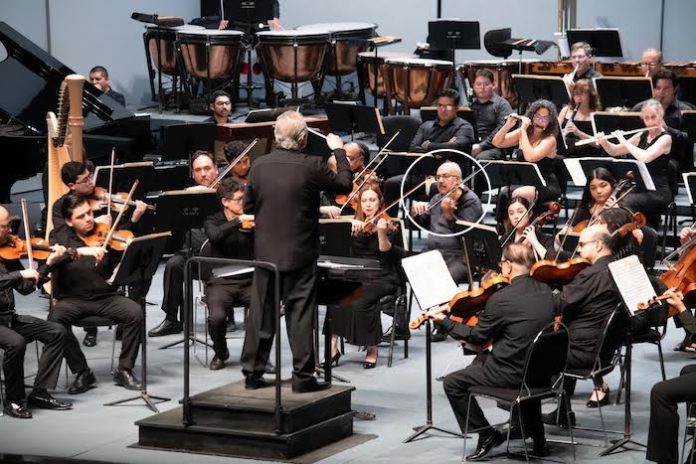 Ramón González Gómez se despide de la Orquesta Sinfónica de la UANL tras 48 años de entrega a la música