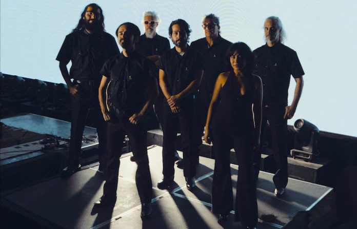 Sonido Gallo Negro lleva su nueva apuesta musical “Cumbiavision” a Europa y prepara su regreso a México