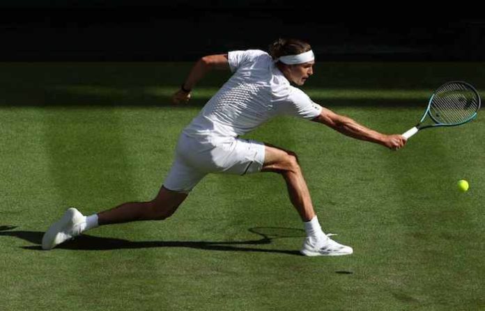 Zverev da pelea e inicia con triunfo su difícil gesta en el césped de Wimbledon