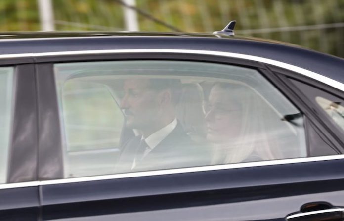 Haakon VIII asume el trono de Noruega tras la muerte de Harald V