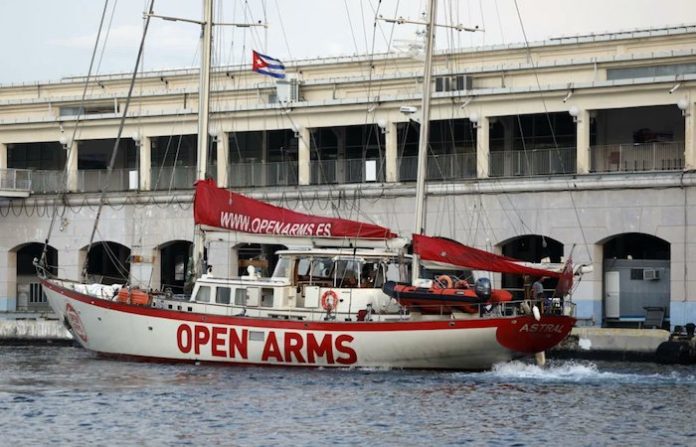 Velero de ONG Open Arms llega a Cuba con más de 6 toneladas de ayuda para hospitales