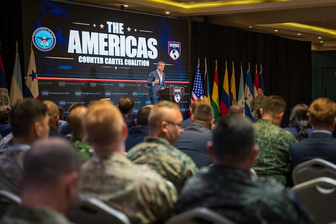 Hegseth advierte de acciones terrestres contra cárteles y menciona a México en nueva ofensiva de EU