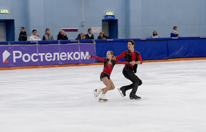 Patinadores rusos Shesheleva y Karnaukhov ganan el oro en parejas en Grand Prix Júnior