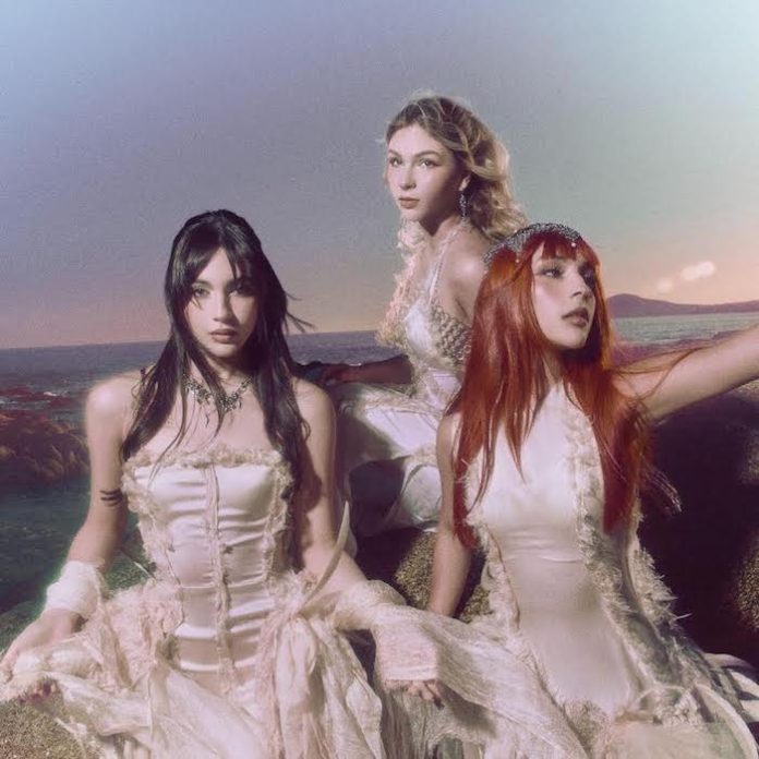 The Warning hace historia: “Kerosene” lleva al trío regio al No. 1 de Billboard