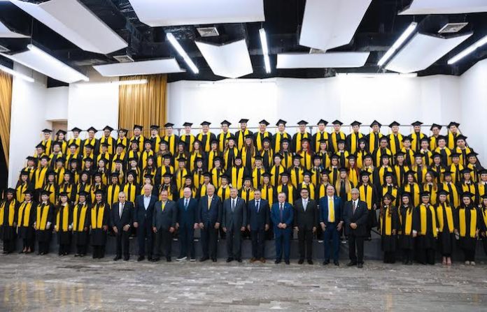 Casi 500 jóvenes concluyen sus estudios en la UANL con apoyo de programas de becas