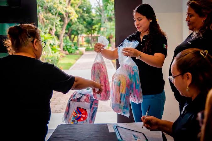 Apodaca ofrece becas y apoyos educativos ante el regreso a clases