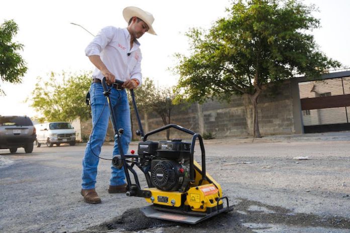 Armando Víctor Gutiérrez refuerza bacheo y atención ciudadana en Ciénega de Flores
