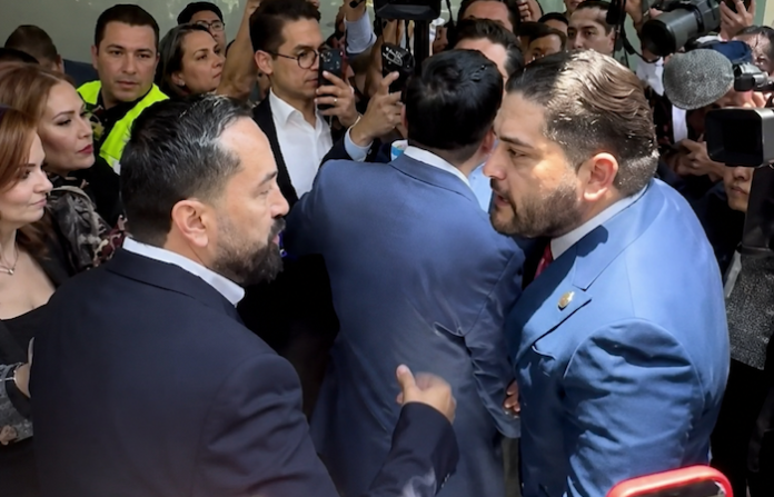 Video: PRI y Morena se van a los empujones en el Senado; “les sale el barrio” a los políticos