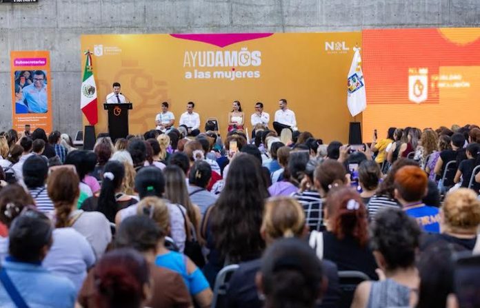 Samuel García y Mariana Rodríguez entregan más de 590 tarjetas de “Ayudamos a las Mujeres” en Monterrey