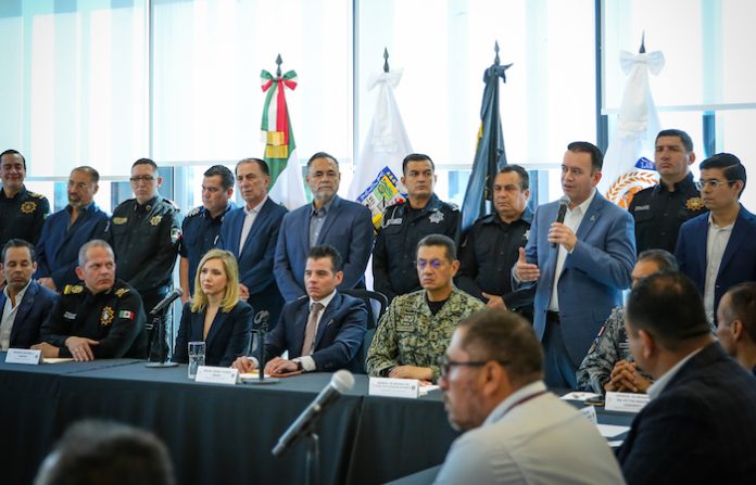 Gobierno y empresarios cierran filas contra la extorsión y el robo al transporte en Nuevo León