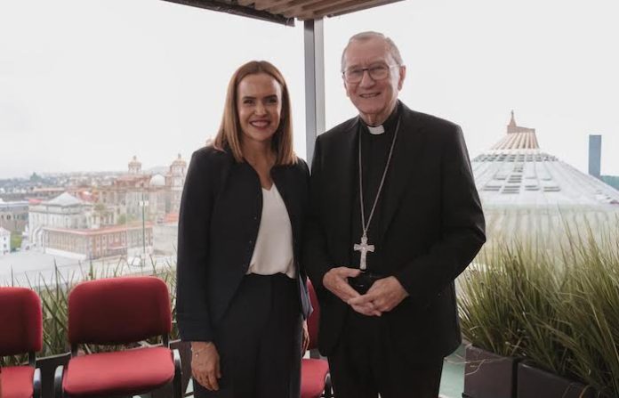 Clara Luz Flores dialoga con el Cardenal Pietro Parolin y pide una bendición para las familias de Nuevo León