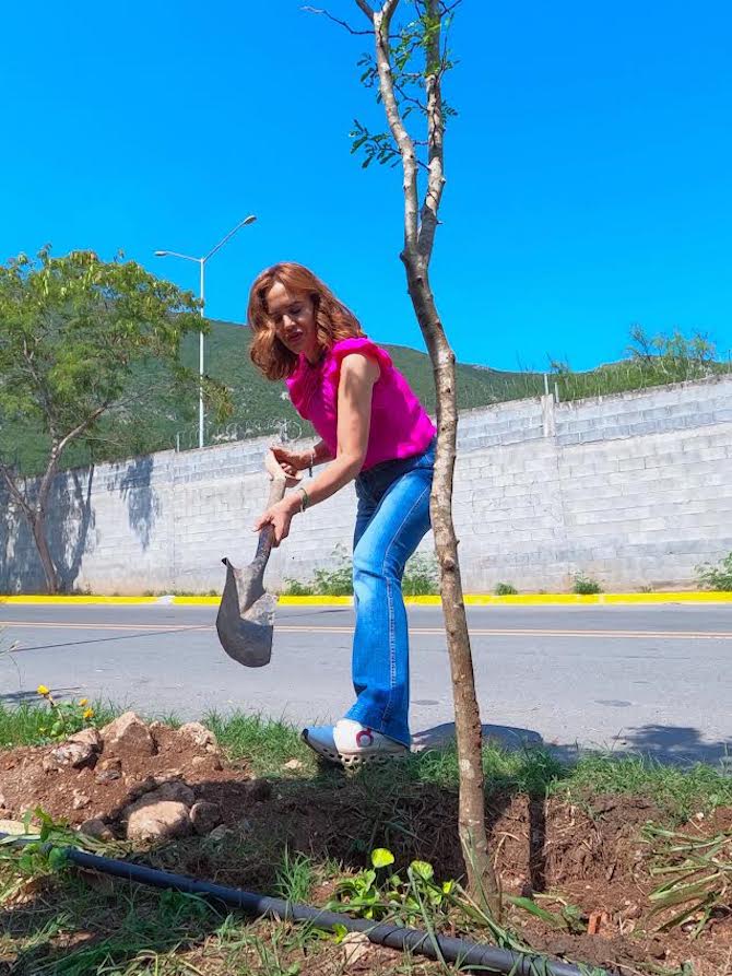 Clara Luz Flores se suma a Jornada Nacional de Reforestación con plantación de un árbol en Escobedo