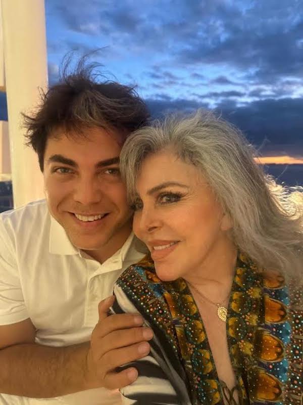 Verónica Castro se quiebra al felicitar a Cristian Castro en su graduación de preparatoria