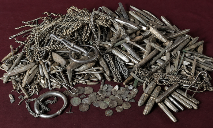 Hallado en un jardín el mayor tesoro de plata vikinga de la historia de Dinamarca