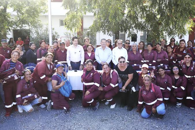 Entregan uniformes a personal de Servicios Públicos de Escobedo
