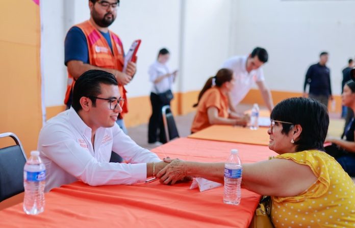 Félix Arratia lleva programas sociales a más de mil personas en el sur de Nuevo León