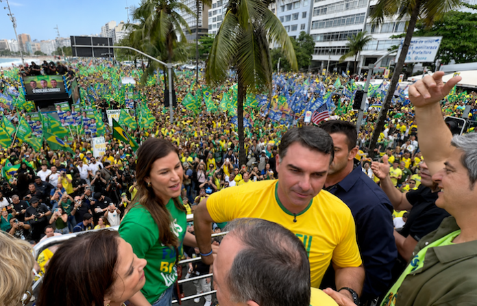 Equipo de campaña de Flávio Bolsonaro asegura haber recibido casi 1.000 amenazas de muerte
