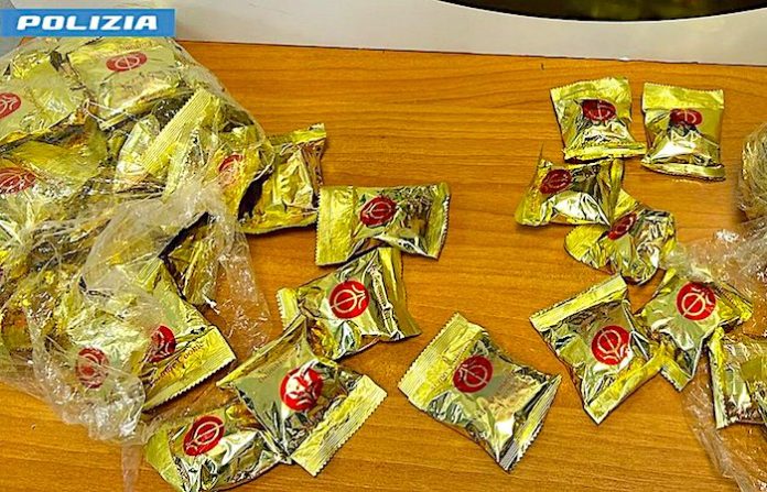 Detienen en Italia a una china con 5 kilos de cocaína oculta en galletas de la fortuna