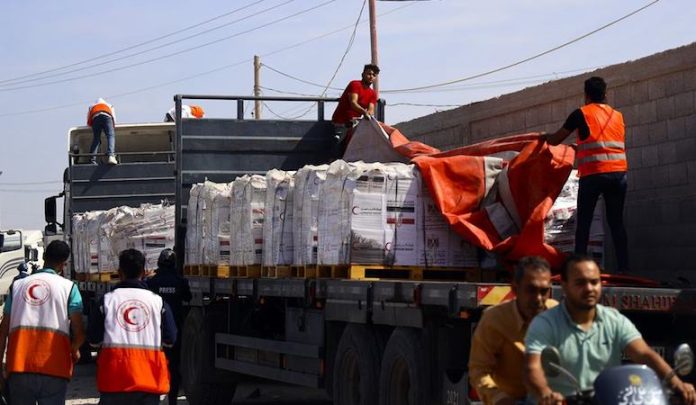 EAU envía más de 660 toneladas de ayuda humanitaria a la Franja de Gaza en una semana