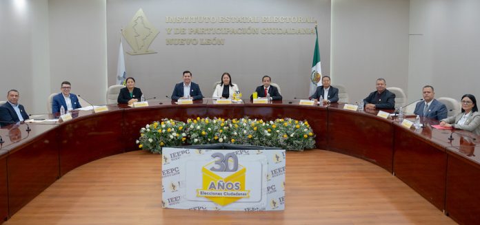 IEEPCNL conmemora 30 años con diálogo sobre pluralidad democrática y partidos políticos