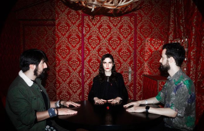 Karen y los Remedios abre el universo de Bestiaria con el lanzamiento de “Ninfa”