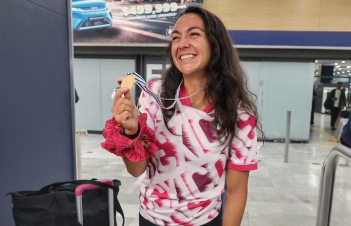 Kenia Lechuga regresa a México como campeona mundial de remo