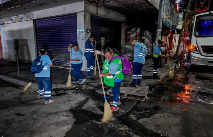 Monterrey refuerza limpieza nocturna en el Centro ante temporada de lluvias