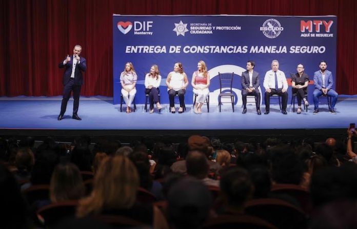 Monterrey entrega constancias a 600 ciudadanos que aprendieron a manejar gratis