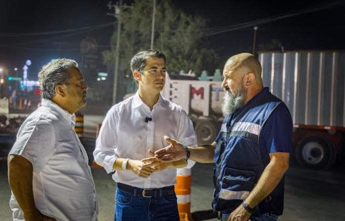 Monterrey realiza bacheo nocturno en avenida Los Ángeles para reducir afectaciones al tráfico