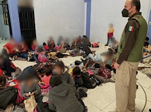 propone prohibir la detención migratoria de niñas, niños y adolescentes