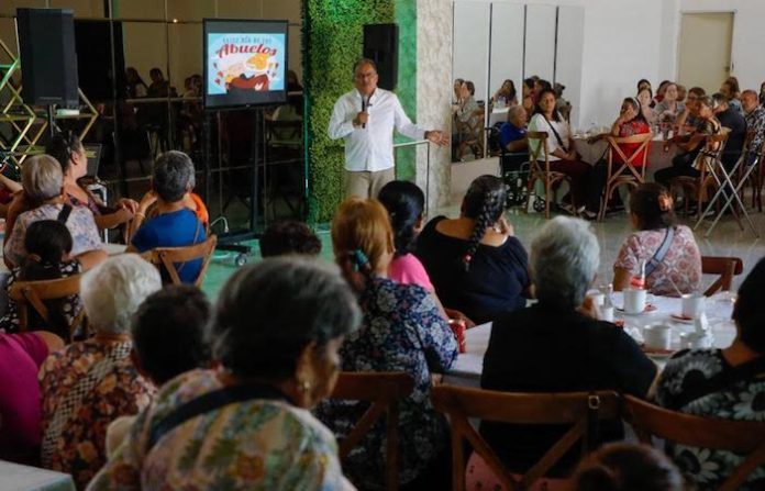 Andrés Mijes reconoce a las personas adultas mayores como protagonistas de la historia de Nuevo León