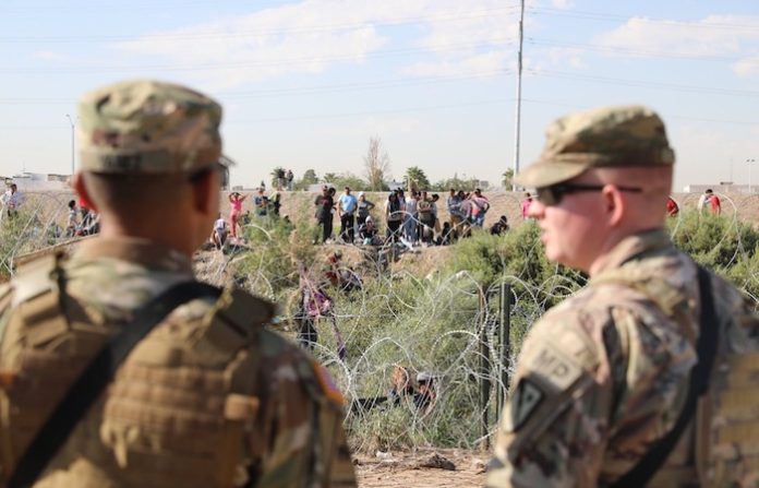 Justicia de EU autoriza a militares a detener migrantes en zonas fronterizas