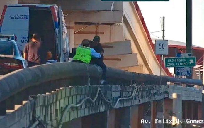 Policías de Monterrey rescatan a hombre que intentaba lanzarse de un paso a desnivel