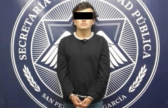 Detienen a hombre en San Pedro por presunta falsificación de documentos de motocicleta