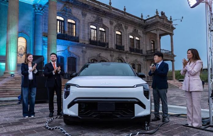 Samuel García y KIA presentan el primer vehículo eléctrico fabricado en Nuevo León