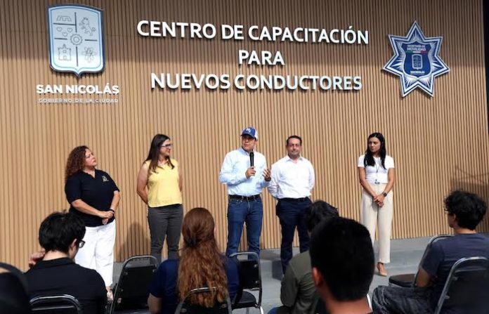 San Nicolás reduce accidentes 40% y entrega certificado mil de su escuela de manejo