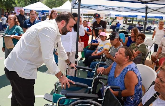 San Pedro acerca servicios y entrega aparatos funcionales a adultos mayores en la colonia Revolución