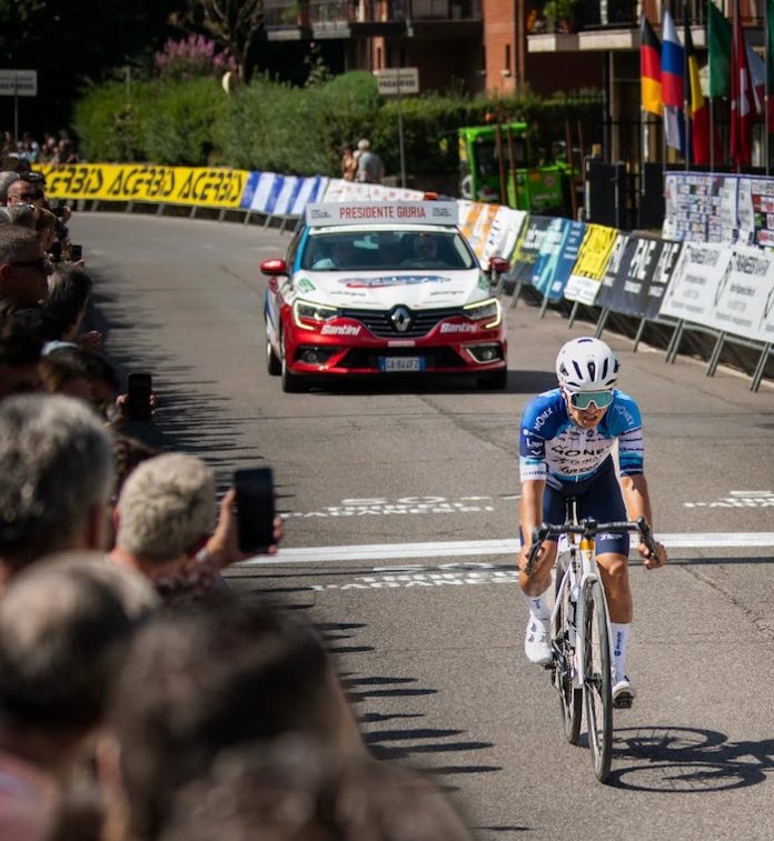 Santiago Moreno se mete al Top 15 en exigente competencia internacional de ciclismo junior